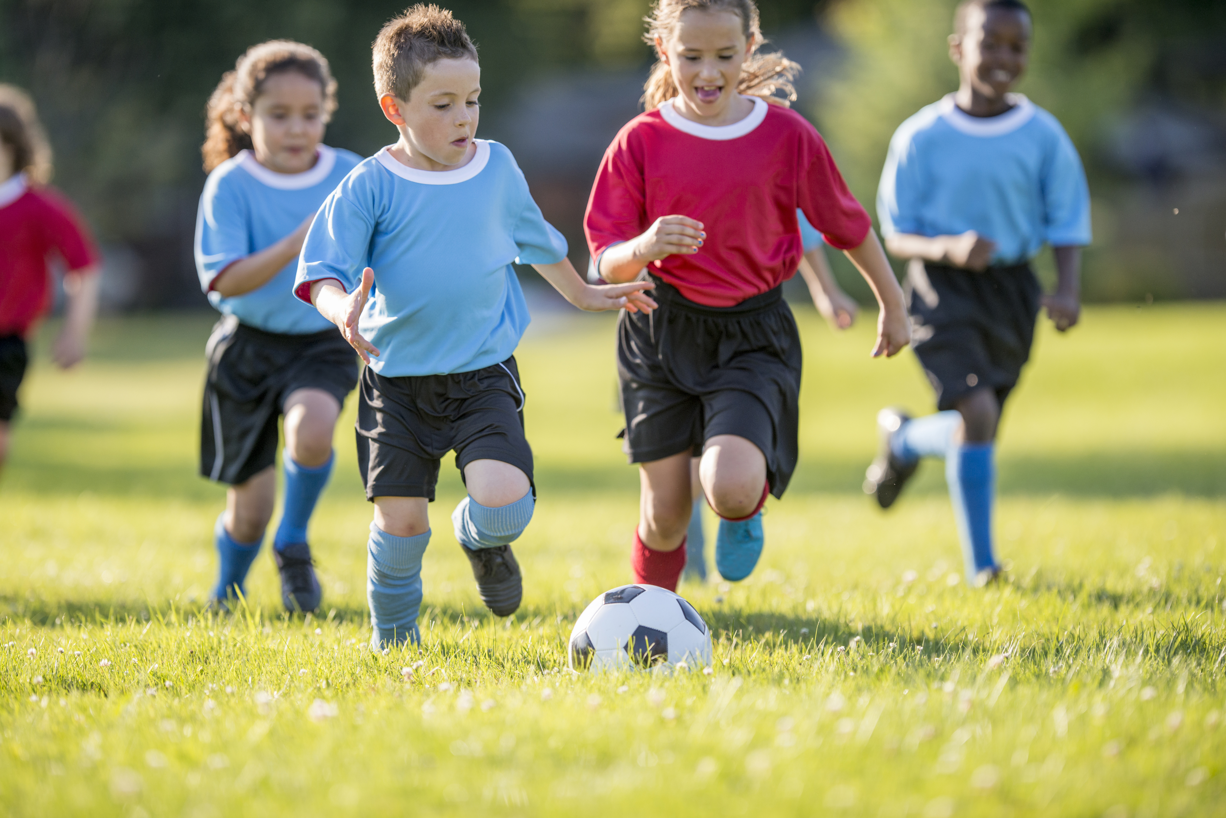 Children do sports. Спорт дети. Детский футбол. Дед занимается спортом. Футбол дети.